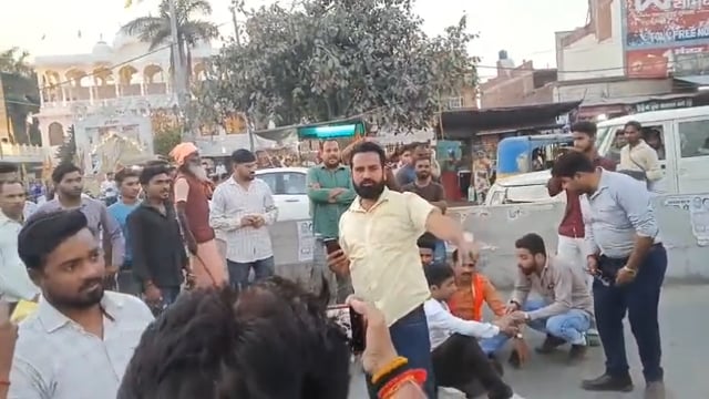 शाहजहांपुर के बरेली मोड़ स्थित खाटू श्याम मंदिर के सामने स्थापित शिवलिंग को सड़क चौड़ीकरण के दौरान क्षति पहुंचने का मामला सामने आया है। घटना के बाद स्थानीय लोगों में भारी आक्रोश देखने को मिला। हिंदू युवा वाहिनी के पदाधिकारी मौके पर पहुंचे और ठेकेदार से माफी तथा दोषियों पर कार्रवाई की मांग की।