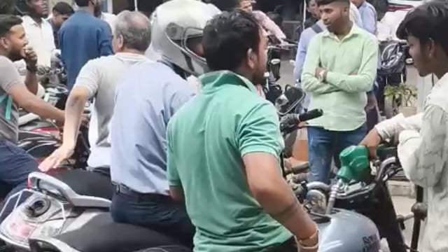▶️.......रसोई गैस के बाद अब पेट्रोल टंकियां पर भी वाहन चालकों की लगी भीड़, पुलिस की मौजूदगी में वाहन चालकों को दिया जा रहा है पेट्रोल व डीजल