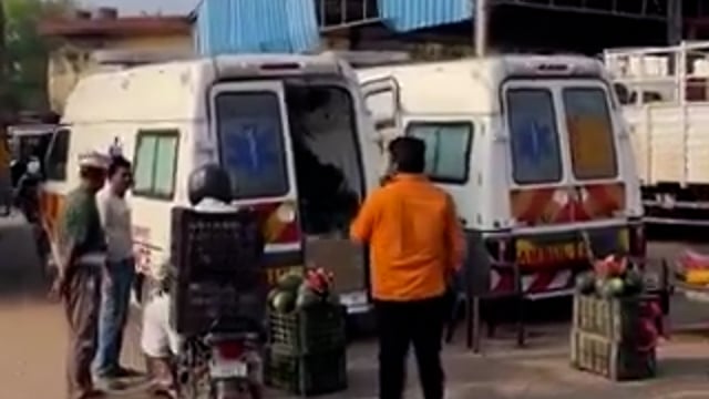 जौनपुर -
मछलीशहर में सरकारी एंबुलेंस में तरबूज ढोने का वीडियो वायरल, इमरजेंसी सेवा का बना “फल परिवहन”, स्थानीय व्यक्ति जग्गी यादव ने वीडियो किया रिकॉर्ड, मरीजों की जगह तरबूज लादे जाते दिखे, सिस्टम की कार्यप्रणाली पर उठे सवाल, मामला सामने आने के बाद जांच की मांग तेज