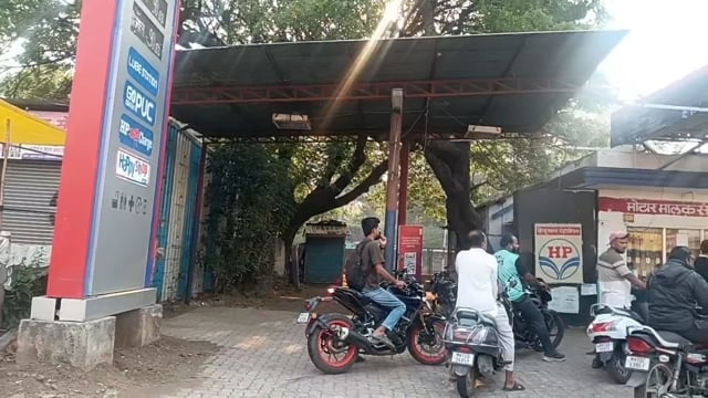 पेट्रोल व डिझेल मिळणार नाही किंवा महाग होईल या अफवेमुळे सांगलीमध्ये पेट्रोल पंपावर प्रचंड गर्दी 