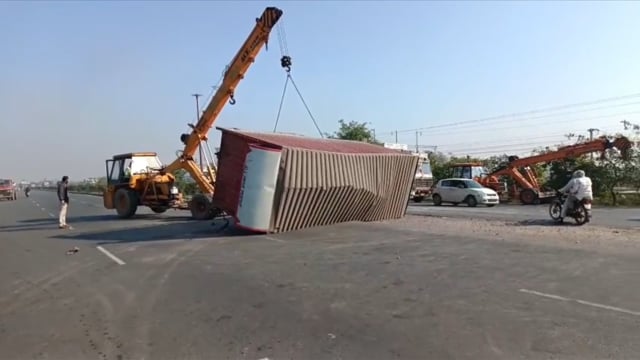 कोसी बोर्डर कोटवन पॉलिश चौकी के पास नबीपुर कट पर जबरदस्त एक्सीडेंट हताहत कोई नहीं