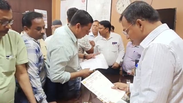 शहीदों की प्रतिमाएं तोड़े जाने पर व्यापार मंडल में रोष, नगर आयुक्त को सौंपा ज्ञापन
शाहजहांपुर। नगर निगम परिसर में शहीदों की प्रतिमाएं तोड़े जाने की घटना के विरोध में उद्योग व्यापार प्रतिनिधि मंडल उत्तर प्रदेश ने कड़ा आक्रोश जताया। संगठन के पदाधिकारियों ने महानगर की विभिन्न समस्याओं को लेकर नगर आयुक्त डॉ. विपिन कुमार मिश्रा को ज्ञापन सौंपा।