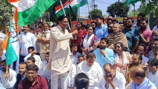 शाहजहांपुर कांग्रेस कर्ताओं ने नगर निगम में धरना प्रदर्शन किया