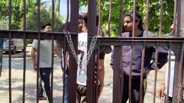 ▶️.....यूपी –
मेरठ में नगर निगम ने हाउस टैक्स बकाया होने पर त्यागी हॉस्टल सील कर दिया
अंदर तमाम स्टूडेंट्स बंद हो गए
अब ये बाहर कैसे निकलेंगे, नगर निगम जरा ये भी बताए...