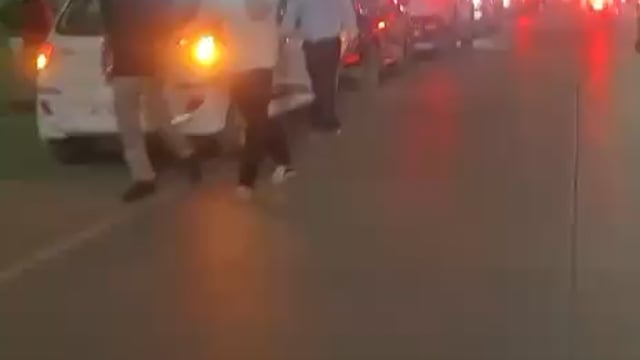 ▶️.....भोपाल:- एमपी में तेल किल्लत की अफवाह, पेट्रोल पंपों पर भीड़ कई शहरों में पंपों पर कतार लगी रतलाम में 5 दिन का स्टॉक एक दिन में खत्म*