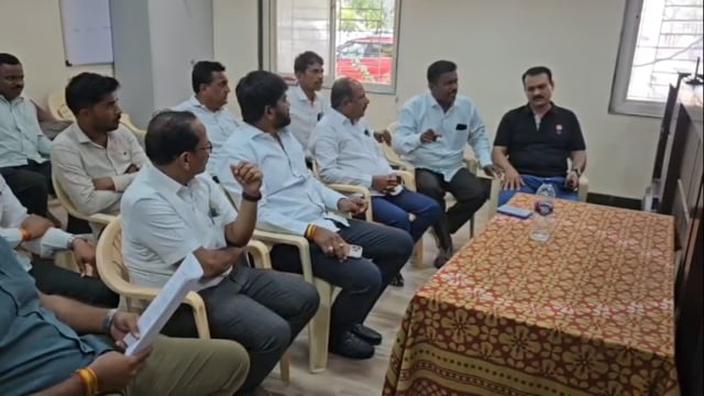 दारुड्या तलाठी ची दिघंचीकरांकडून तहसीलदारांसमोर तक्रार