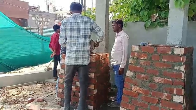 शाहजहांपुर। शहर में शहीदों की प्रतिमाओं को बुलडोजर से गिराए जाने के मामले में मुख्यमंत्री योगी आदित्यनाथ ने कड़ा रुख अपनाया है। उन्होंने प्रशासन को निर्देश दिया है कि 24 घंटे के भीतर पूरे सम्मान के साथ प्रतिमाओं को उसी स्थान पर पुनः स्थापित किया जाए।