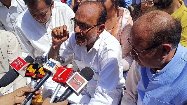 रजनीश गुप्ता उर्फ मुन्ना कांग्रेस मीडिया से वार्ता करते हुए