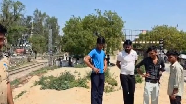 MANT-फाटक के पास पड़ा मिला वृद्ध का शव, पहचान नहीं… मौत पर उठे,सवाल,,