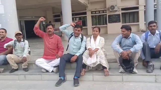 गाजीपुर विकास भवन पर नियुक्ति पत्र के लिए छात्रों का धरना प्रदर्शन