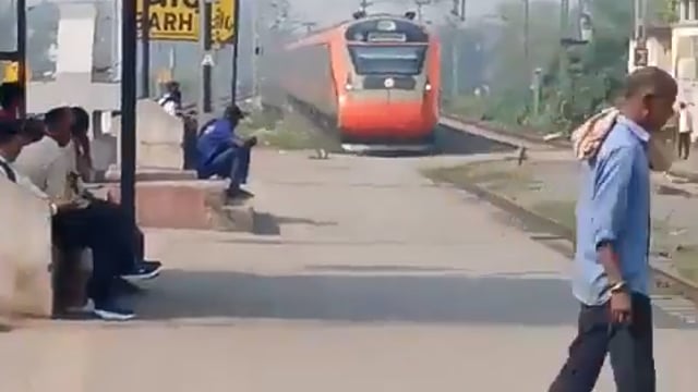 भाई साहब खैनी थूकने पटरी पर गए थे.....उधर तेज गति से वंदेभारत ट्रेन आ रही थी जिसका स्टेशन पर स्टापेज नही था .....भाई साहब चपेट में आ गए और "राम नाम सत्य" हो गया

24 मार्च की सुबह बाढ़ रेलवे स्टेशन पर खैनी थूकने के दौरान एक व्यक्ति तेज रफ्तार वंदे भारत एक्सप्रेस की चपेट में आ गया, ड्राइवर के लगातार हॉर्न के बावजूद वह ट्रेन की गति का अंदाजा नहीं लगा सका, गंभीर हालत में अस्पताल ले जाते समय उसकी मौत हो गई, मृतक की उम्र 35 से 45 वर्ष के बीच बताई जा रही है और उसके पास से टॉर्च, हॉर्लिक्स की पर्ची व सब्जी का झोला मिला