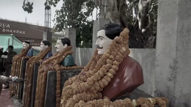 शाहजहांपुर में तोड़ी गई अमर शहीद पंडित राम प्रसाद बिस्मिल, अशफाक उल्ला खां और ठाकुर रोशन सिंह की प्रतिमाओं को दोबारा उसी स्थान पर स्थापित कर दिया गया है। मुख्यमंत्री योगी आदित्यनाथ के सख्त निर्देश के बाद नगर निगम ने 24 घंटे के भीतर कार्रवाई करते हुए प्रतिमाओं को सम्मानपूर्वक पुनः स्थापित किया।