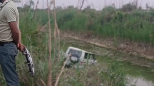 मांट ब्रांच गंग नहर में कूदी बोलोरो गाड़ी, टला बड़ा हादसा।
