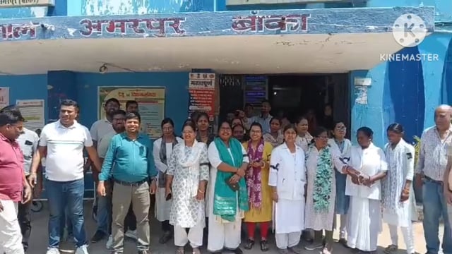 वेतन रोकने से तनाव में फार्मासिस्ट की संदिग्ध मौत को लेकर स्वास्थ्य कर्मियों ने काला बिल्ला लगाकर किया विरोध।