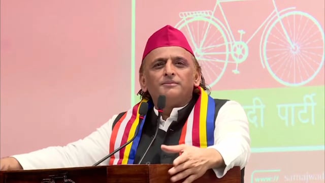 ▶️....अखिलेश यादव ने बागी विधायक पूजा पाल की मुश्किलें बढ़ा दीं हैं. उत्तर प्रदेश की राजधानी लखनऊ स्थित पार्टी मुख्यालय में पत्रकारों के सवालों का जवाब देते हुए उत्तर प्रदेश के पूर्व मुख्यमंत्री अखिलेश यादव ने संकेत दिए कि बीजेपी अगर पूजा पाल को टिकट देती है तो वहां पार्टी अपनी पूरी ताकत लगा देगी.. !!