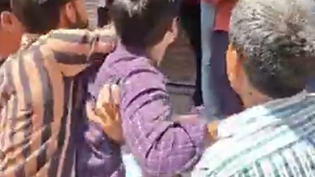 ▶️......उत्तर प्रदेश के जिला शामली में दुकान पर कब्जे को लेकर 2 गुट भिड़ गए। DSP और पुलिस फोर्स के सामने सड़क पर खूब मारपीट हुई। एक पक्ष महंत योगी शेर नाथ और दूसरा पक्ष पुष्पेंद्र भारद्वाज है। मारपीट के बाद पुलिस ने दुकान पर सील लगवाई। बताया जा रहा है कि बाबा पक्ष कोर्ट से केस हार चुका है, इसके बावजूद वो दुकान पर कब्जा करना चाहते हैं।