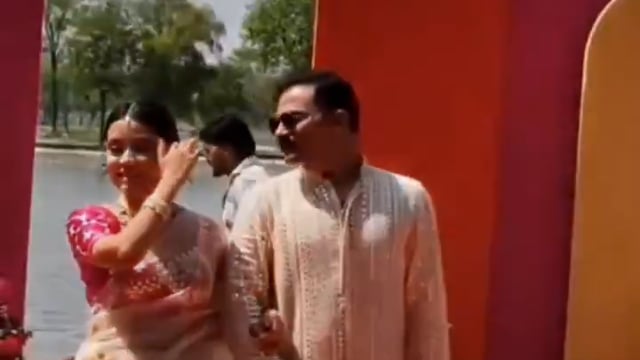 ▶️.....सम्भल SP कृष्ण बिश्नोई सगाई के दिन अपनी होने वाली धर्मपत्नी IPS अंशिका बिश्नोई के साथ खुशी से झूमते हुए नज़र आ रहे हैं...*!