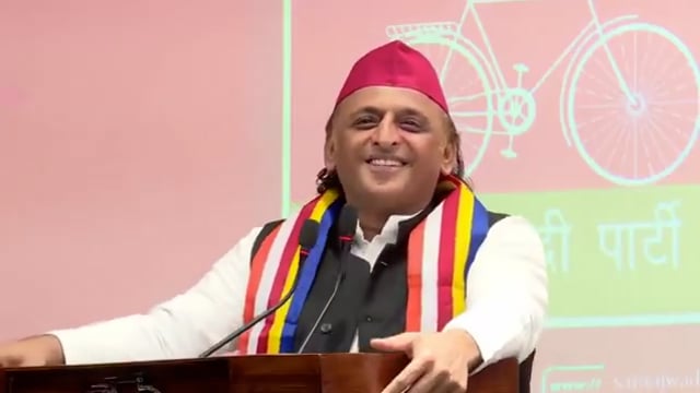 ▶️.....पत्रकार - राहुल गांधी टी-शर्ट पहनकर संसद में जाते हैं ....*

अखिलेश यादव - 
*“तो क्या पहनना है, निक्कर पहन के जाना है क्या?* आप ने खुद निक्कर छोड़ दिया, पैंट पहनने लगे हैं”