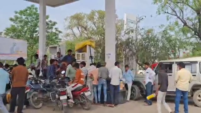 कुंडा थाना महेशगंज के पास स्थित पेट्रोल पंप पर डीजल और पेट्रोल के लिए सुबह से लगी ग्राहकों की लाइन।#latest_news 