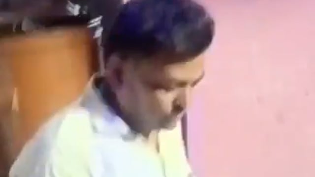 UP से रोंगटे खड़े कर देने वाली खबर आगरा में जूता कारोबारी की 8 साल की बेटी की गला काटकर हत्या कर दी गई। लाश जूता कारोबारी के किरायेदार सुनील के कमरे में रखे आटे के कनस्तर से मिली। लाश अंदर डालकर कनस्तर को बंद किया गया था। 
किरायेदार सुनील फरार है। उसने हत्या क्यों की, यह अरेस्टिंग के बाद ही पता चल पायेगा।