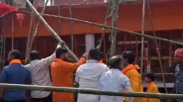 चैती रामनवमी पर सूइया बाजार स्थित हनुमान मंदिर में रामरंजन उर्फ गोलू बरनवाल ने स्थानीय रामभक्तों के बीच किया ध्वजारोहण 