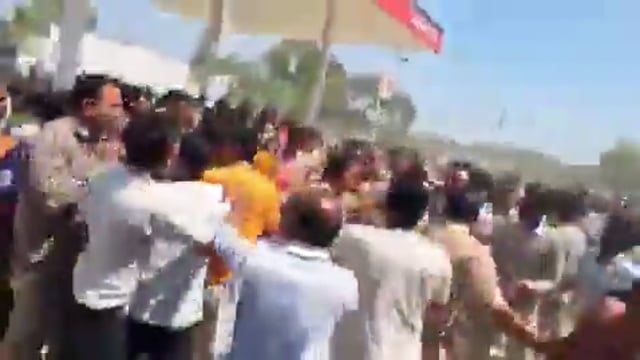 अमेठी में पेट्रोल पंप पर 25 लीटर पेट्रोल देने की मांग को लेकर विवाद बढ़ गया। नियम अनुसार सिर्फ 5 लीटर देने पर बात बिगड़ गई और बवाल हो गया। पुलिस ने 5 नामजद व 25 अज्ञात पर केस दर्ज किया, जबकि 4 उपद्रवी गिरफ्तार भी किए जा चुके हैं।