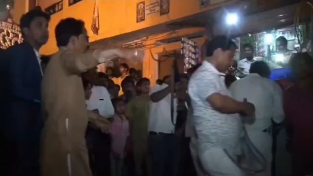 तेजस्वी यादव का ट्वीट

पुलिस की पिस्तौल छिनकर खुलेआम फायरिंग करता यह शख्स केंद्रीय मंत्री जीतनराम मांझी का राजनीतिक सलाहकार है। यही नहीं यह व्यक्ति सूक्ष्म, लघु और मध्यम उद्यम मंत्रालय, भारत सरकार का भी Advisor है।