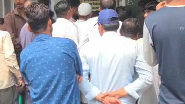 केवाईसी न कराने से भारत गैस एजेंसी पर उमड़ी भीड़, एजेंसी स्वामी आकाश अग्रवाल ने संभाली व्यवस्था