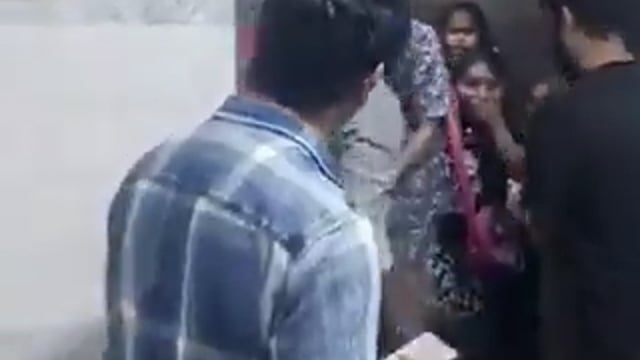 ▶️.....ग्रेटर नोएडा की हिमालय प्राइड सोसाइटी में उस समय हड़कंप मच गया, जब कन्या पूजन के लिए आई छोटी बच्चियां लिफ्ट में फंस गईं
बताया जा रहा है कि लिफ्ट में बच्चों के साथ एक महिला भी मौजूद थी, जिसने पूरे समय बच्चियों को ढांढस बंधाए रखा
करीब एक घंटे तक लिफ्ट बंद रही, जिससे अंदर फंसे लोगों में दहशत का माहौल बना रहा
काफी प्रयासों के बाद सभी बच्चियों को सुरक्षित बाहर निकाल लिया गया, घटना ने सोसाइटी में लिफ्ट सुरक्षा व्यवस्था पर सवाल खड़े कर दिए