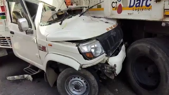 ▶️....उत्तर प्रदेश के कौशांबी जिले में भीषण सड़क हादसा सामने आया है, जहां एक पिकअप गाड़ी ट्रेलर में जा घुसी
हादसे में करीब 8 लोगों की दर्दनाक मौत हो गई, जबकि 15 से अधिक लोग घायल बताए जा रहे हैं
सभी लोग प्रयागराज से एक बच्चे का मुंडन संस्कार कराकर फतेहपुर लौट रहे थे, तभी रास्ते में यह दुर्घटना हो गई
घायलों को तत्काल अस्पताल पहुंचाया गया है