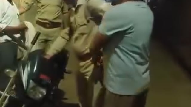 तमंचा लेकर घर में घुसा फार्मासिस्ट, पुलिस की सतर्कता से टली वारदात
शाहजहांपुर। शहर कोतवाली क्षेत्र में शनिवार रात एक सनसनीखेज मामला सामने आया, जहां एक फार्मासिस्ट तमंचा लेकर घर में घुस गया और वसूली का प्रयास करने लगा। हालांकि, पिकेट पर तैनात पुलिसकर्मियों की तत्परता से एक बड़ी वारदात टल गई।