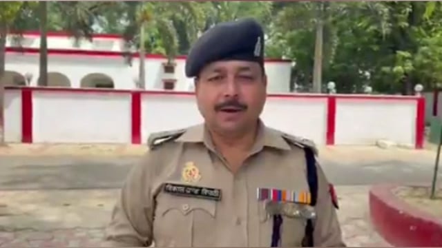 ▶️.....बाराबंकी की मसौली और सफदरगंज पुलिस की संयुक्त टीम के साथ मुठभेड़ में 6 जिलों में वांछित अपराधी बकरीदी उर्फ मोहम्मद गरीबा को बड़ागांव स्टेडियम के पास गिरफ्तार किया गया।
बकरीदी बंजारनपुरवा मसौली का निवासी है गौहत्या के धंधे में लिप्त शातिर अपराधी है जिसके पास से एक तमंचा और कारतूस बरामद की गई, बकरीदी के खिलाफ बहराइच, सीतापुर, बलरामपुर, श्रावस्ती, बाराबंकी में करीब 16 अधिक मुकदमे दर्ज़ है।