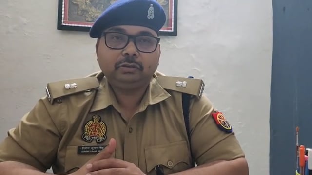 वीडियो वायरल होते ही एक्शन मारपीट के आरोपी एस आई तालिब चौहान लाइन हाजिर पिढोरा थाने का मामला उप निरीक्षक पर लगे आरोप 