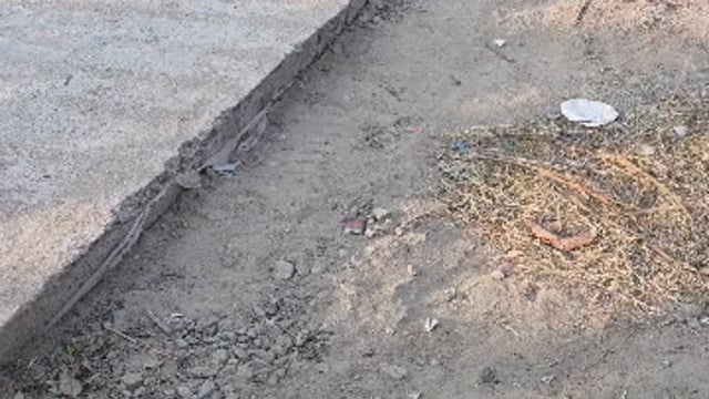 बसही में सीसी सड़क के दोनों तरफ मिट्टी न पड़ने से बढ़ा खतरा, जेई की लापरवाही से आये दिन हो रहे हादसे, ग्रामीणों में रोष