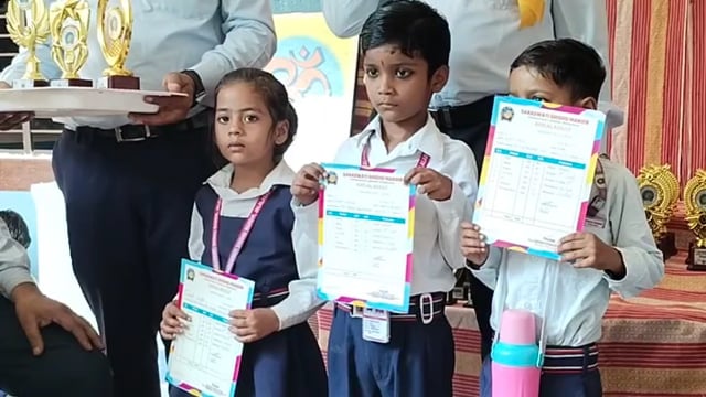 परशुराम पुरी जलालाबाद के सरस्वती शिशु मंदिर स्कूल में प्रथम स्थान द्वितीय तृतीय स्थान आने वाले भैया बहनों को वार्षिक परी