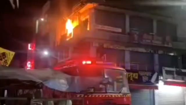 ज्ञानेश लॉजच्या दुसऱ्या मजल्यावर पहाटे लागली आग,अग्निशमन दलाच्या जवानांकडून आगीवर नियंत्रण