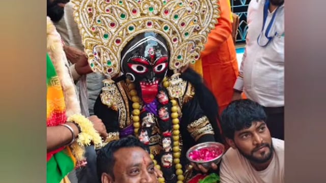 MANT-मां काली की भव्य सवारी से गूंजा सुरीर,श्रद्धालुओं ने पुष्प वर्षा, व आरती कर किया, स्वागत,,