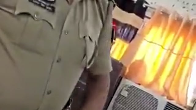 ▶️.....दरोगा साहब की गुंडई समझिये
खुली गालियां बक रहे हैं
अब इसने कोई न्याय की उम्मीद क्या ही करेगा
ये यूपी के बदायूं के थानेदार राजेंद्र सिंह पुंडीर हैं
वर्दी के नशे में चूर दरोगा जी ने फरियादी को धक्के मार बाहर निकाल दिया
पीड़ित का भतीजा एक हादसे में घायल हुआ था, इसी सिलसिले में पीड़ित थाने आया था