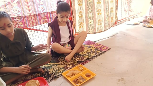 मंदिर में नवरात्रि पर कन्या पूजन हुआ कन्याओं को भोजन कराया शाहजहांपुर