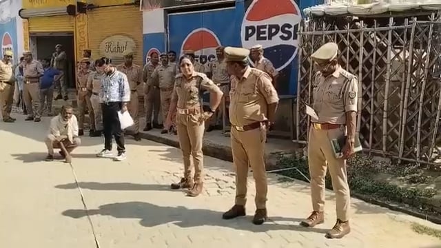 शाहजहांपुर। जिले में स्मैक तस्करों के खिलाफ चल रही कार्रवाई के तहत शनिवार को थाना कटरा क्षेत्र निवासी कुख्यात तस्कर रियाज खां उर्फ बाबू पडेरा की संपत्तियों की नपाई शुरू कर दी गई। करीब 80 करोड़ रुपये की संपत्ति फ्रीज होने के बाद अब उस पर बुलडोजर कार्रवाई की संभावना जताई जा रही है।