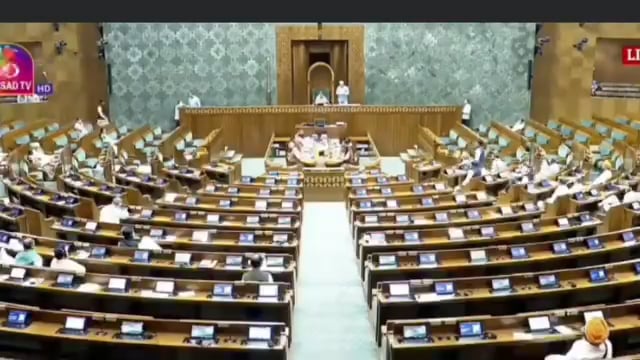 शाहजहांपुर/नई दिल्ली। जिले में शहीदों की प्रतिमाएं बुलडोजर से तोड़े जाने का मामला अब लोकसभा तक पहुंच गया है। समाजवादी पार्टी के सांसद आनंद भदौरिया ने सदन में यह मुद्दा उठाते हुए दोषियों के खिलाफ कड़ी कार्रवाई की मांग की। उन्होंने कहा कि ऐसे कृत्य करने वालों को आजीवन कारावास जैसी सख्त सजा दी जानी चाहिए।