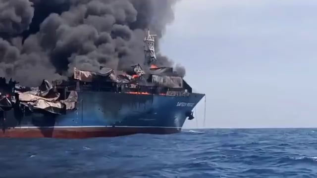 ▶️......होर्मुज स्ट्रेट से बिना अनुमति के निकल रहे पाकिस्तान के जहाज को ईरान ने मिसाइल से उड़ाया!*
ईरान ने होरमुज स्ट्रेट  में पाकिस्तान के झंडे वाले एक तेल टैंकर को मिसाइल से नष्ट कर दिया!!*