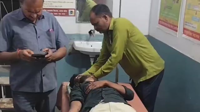 कोंच कस्बे में बाइक टकराने पर विवाद, युवक को लाठी-डंडों से पीटा, सीएचसी में भर्ती