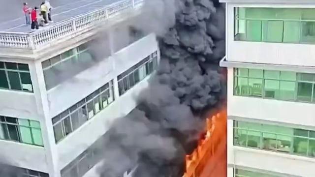 चीन के देहुआ शहर में एक ऊंची इमारत में बहुत ही भीषण आग लग गई, आग के दौरान कई लोग छत पर फंस गए, जिन्हें बचाने के लिए राहत और बचाव अभियान चलाया गया, दमकल कर्मियों ने मौके पर पहुंचकर कड़ी मशक्कत के बाद लोगों को सुरक्षित बाहर निकाला