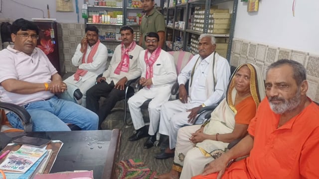 केजनपदगोवर्धनविधानसभा 83 समाजवादीपार्टी वरिष्ठनेतागोल्डीभाई सभी वर्ग केलोग दुखसुख में साथओर सभीकी सुननेवाले जुझारू नेता 