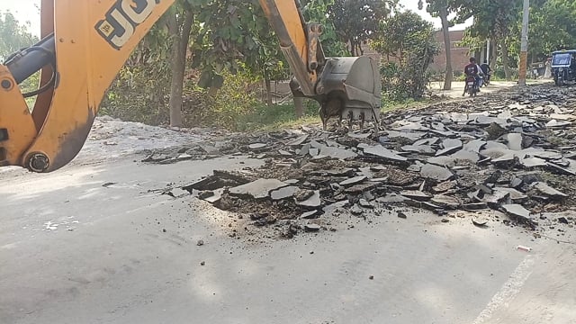 शाहजहांपुर अजीजगंज रोड भेदपुर नागरिया रोड  तोड़ते