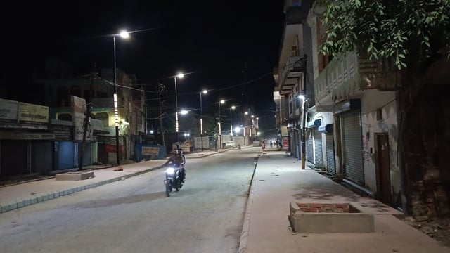 शाहजहांपुर स्मार्ट रोड तेल टंकी मोहनगंज रोड स्मार्ट रोड पर लाइट जल रही है लेकिन रोड नहीं बनी है