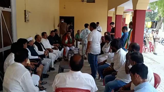 कसारा गांव में राजीव सिंह की चाची के निधन पर सांसद किशोरी लाल शर्मा श्रद्धांजलि देने गए बन्टी सिंह रामू सिंहश्यामू सिंह 