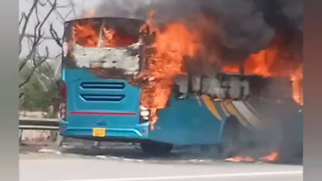 MANT-चलती बस में अचानक,आग से मचा हड़कंप, पुलिस-प्रशासन की मुस्तैदी से टला, बड़ा हादसा,,