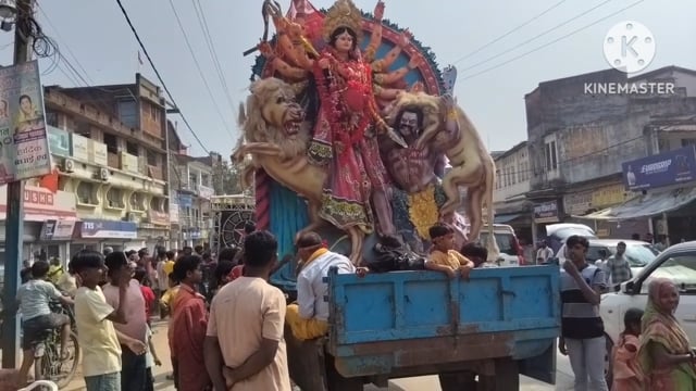 नम आंखों से मां दुर्गा को दी जा रही विदाई, जयकारों से गूंजा अमरपुर।